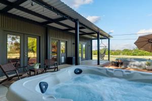 Bazén v ubytování Container Haus, Hot Tub, Cowboy Pool, Pet Friendly! nebo v jeho okolí