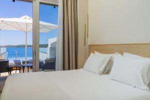 Postel nebo postele na pokoji v ubytování Limanaki Hotel