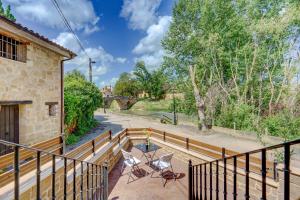 a patio with two chairs and a table on a fence at Bodega La Tomata in Cihuri
