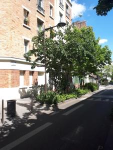 eine Straßenlaterne am Rand einer Stadtstraße in der Unterkunft Vincennes - Parisian appartment in Vincennes