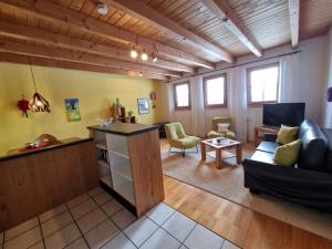 a living room with a couch and a table at Hubertus Lodge in Ibach