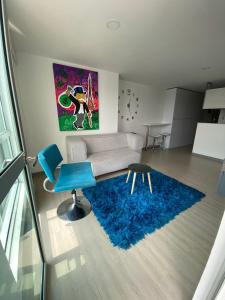 a living room with a couch and a blue rug at Apartamento in Pereira