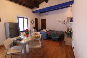 a living room with a table and a bed at La Casina - Tipica casa toscana Accoglienza e Relax in Colle Val D'Elsa