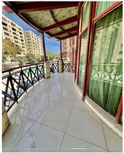 d'un balcon offrant une vue sur la ville. dans l'établissement The Snug Spot, à Islamabad