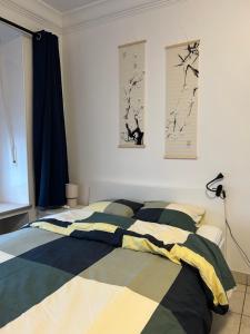 Chambre double à Niederkorn 객실 침대