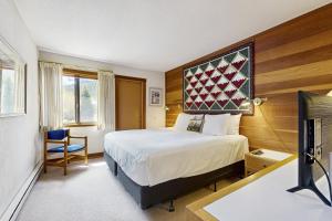a hotel room with a bed and a tv at Sun Valley Sun Snowcreek in Sun Valley +43 photos