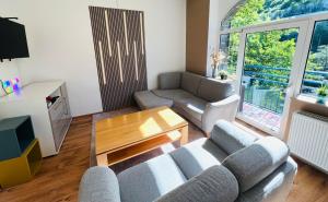 ein Wohnzimmer mit Sofa und Tisch in der Unterkunft Comfort & Relax mit Sky & PlayStation - Haus Burgstadt in Altena