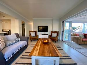 Posezení v ubytování In Harmony - Pet Friendly Modern Beach House