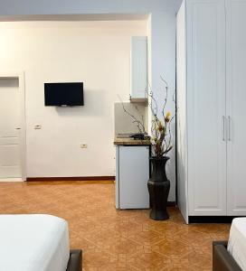 Μια τηλεόραση ή/και κέντρο ψυχαγωγίας στο Modern Seaside Stay with Sunset Views & Private Balcony