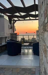 Μπαλκόνι ή βεράντα στο Modern Seaside Stay with Sunset Views & Private Balcony +4 φωτογραφίες