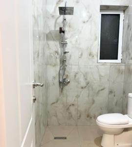 Ένα μπάνιο στο Modern Seaside Stay with Sunset Views & Private Balcony