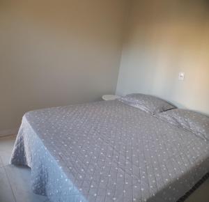 Un dormitorio con una cama con un edredón blanco. en Hostel granville, en Sinop 3 fotos más