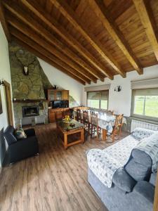 un soggiorno con un letto e una sala da pranzo di Casas Rurales Cuatro Valles a Naredo de Fenar