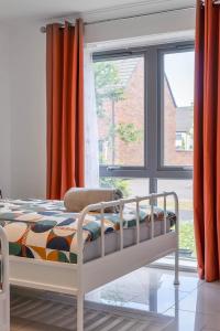 Un dormitorio con una cama frente a una ventana. en House near Edinburgh Ideal for Small Groups, Contactors & Tourists, en Newtongrange