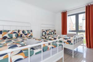 Un dormitorio con dos literas y una ventana. en House near Edinburgh Ideal for Small Groups, Contactors & Tourists, en Newtongrange