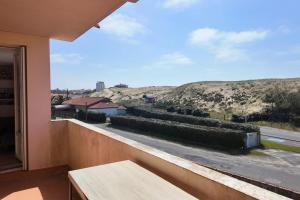 a balcony with a table and a view of a street at Les Semis in Soorts-Hossegor
