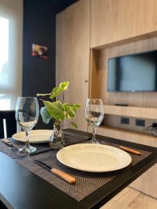 a table with a plate and two wine glasses at Edificio Pantera - Soñar es crear in San Martín de los Andes