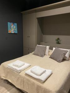 a bedroom with a bed with two towels on it at Edificio Pantera - Soñar es crear in San Martín de los Andes