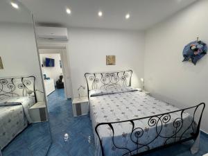 un dormitorio con una cama y un espejo en Villetta Ischitana - Terrazza con Giardino, en Isquia