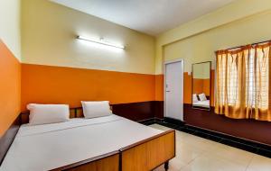 Postel nebo postele na pokoji v ubytování Hotel O Srinivasa Residency Lodge
