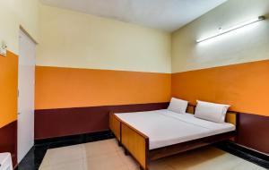 Postel nebo postele na pokoji v ubytování Hotel O Srinivasa Residency Lodge