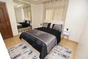 Ένα ή περισσότερα κρεβάτια σε δωμάτιο στο Irama House -Luxury Sea View Apartment in Alexandria