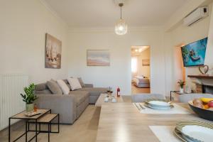 a living room with a couch and a table at Piniata Guest House in Kanálion