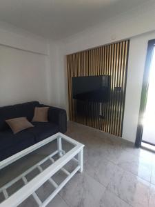 Una sala de estar con un sofá y un televisor de pantalla plana. en Kandıra villam, en Duraklı