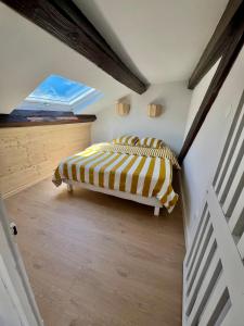 a bedroom with a bed and a window at T2 sous les toits, entre gare et centre-ville, Grands buffets in Narbonne