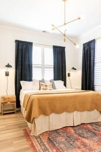 En eller flere senge i et værelse på The Chattanooga Crossroads Condo