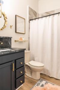 Et badeværelse på The Chattanooga Crossroads Condo + 69 billeder