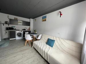 a living room with a couch and a table at LaVoiLaNoi in Mangalia