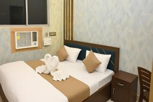 Katil atau katil-katil dalam bilik di Rajnandani Palace Ayodhya - Modern Stay Near Ram Mandir with Free Parking