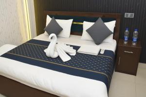 Katil atau katil-katil dalam bilik di Rajnandani Palace Ayodhya - Modern Stay Near Ram Mandir with Free Parking