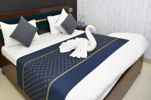 Katil atau katil-katil dalam bilik di Rajnandani Palace Ayodhya - Modern Stay Near Ram Mandir with Free Parking