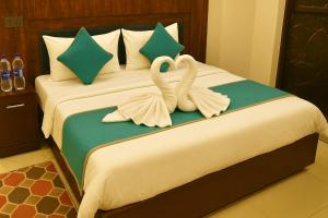 Katil atau katil-katil dalam bilik di Rajnandani Palace Ayodhya - Modern Stay Near Ram Mandir with Free Parking
