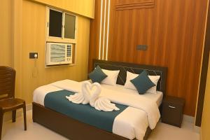 Katil atau katil-katil dalam bilik di Rajnandani Palace Ayodhya - Modern Stay Near Ram Mandir with Free Parking