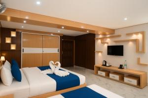 una camera d'albergo con un letto e un asciugamano sopra di Rajnandani Palace Ayodhya - Modern Stay Near Ram Mandir with Free Parking a Ayodhya