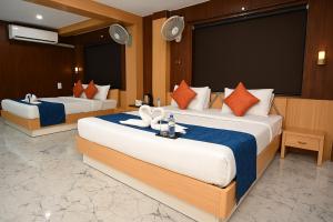 Katil atau katil-katil dalam bilik di Rajnandani Palace Ayodhya - Modern Stay Near Ram Mandir with Free Parking