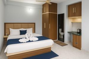 Katil atau katil-katil dalam bilik di Rajnandani Palace Ayodhya - Modern Stay Near Ram Mandir with Free Parking
