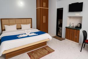 Katil atau katil-katil dalam bilik di Rajnandani Palace Ayodhya - Modern Stay Near Ram Mandir with Free Parking