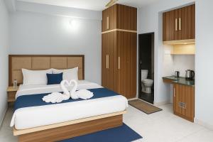 Katil atau katil-katil dalam bilik di Rajnandani Palace Ayodhya - Modern Stay Near Ram Mandir with Free Parking