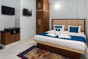 Katil atau katil-katil dalam bilik di Rajnandani Palace Ayodhya - Modern Stay Near Ram Mandir with Free Parking