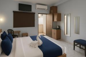 Katil atau katil-katil dalam bilik di Rajnandani Palace Ayodhya - Modern Stay Near Ram Mandir with Free Parking