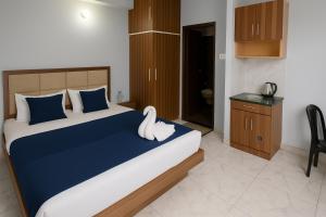 Katil atau katil-katil dalam bilik di Rajnandani Palace Ayodhya - Modern Stay Near Ram Mandir with Free Parking