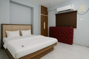 Katil atau katil-katil dalam bilik di Rajnandani Palace Ayodhya - Modern Stay Near Ram Mandir with Free Parking