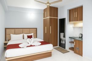 Katil atau katil-katil dalam bilik di Rajnandani Palace Ayodhya - Modern Stay Near Ram Mandir with Free Parking