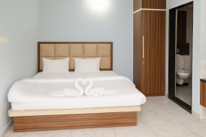 Katil atau katil-katil dalam bilik di Rajnandani Palace Ayodhya - Modern Stay Near Ram Mandir with Free Parking