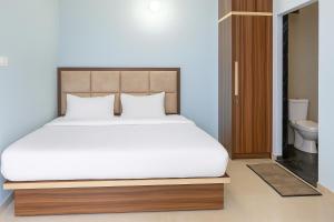 Katil atau katil-katil dalam bilik di Rajnandani Palace Ayodhya - Modern Stay Near Ram Mandir with Free Parking