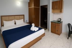 Katil atau katil-katil dalam bilik di Rajnandani Palace Ayodhya - Modern Stay Near Ram Mandir with Free Parking